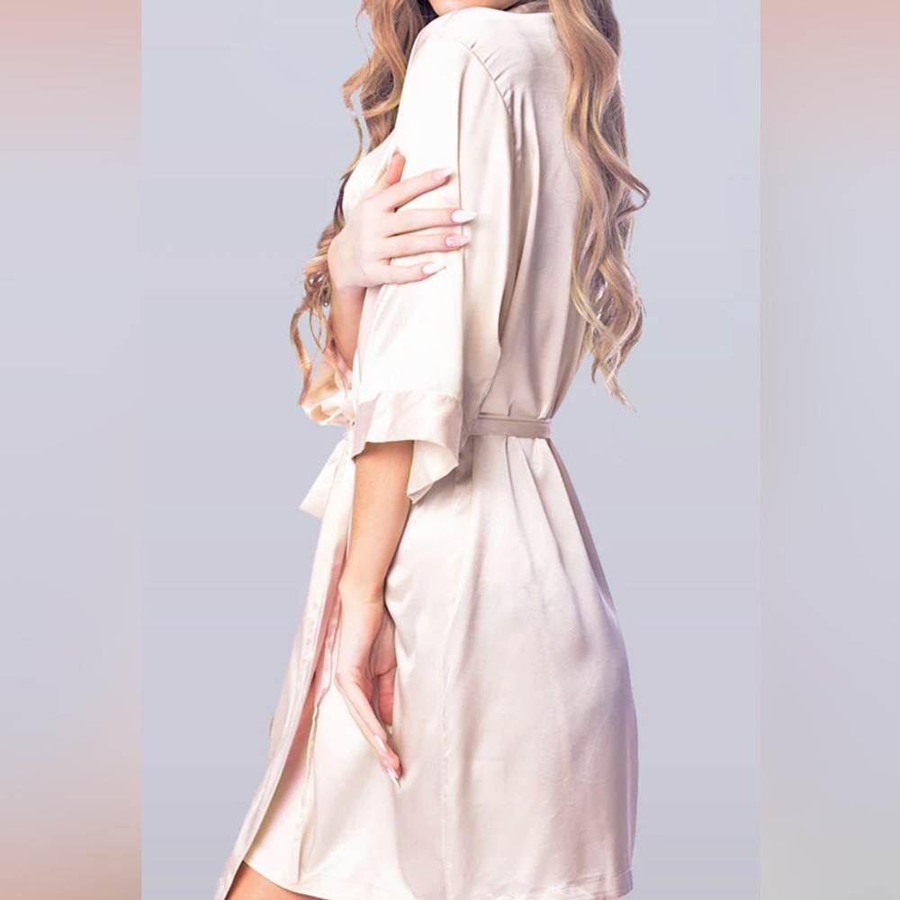 Pretty Robes (1) White & (4) Pink Bride/Bridesmaid Robes